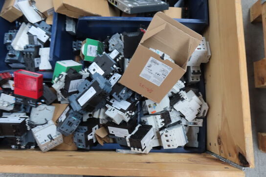 Palle med diverse elkomponenter