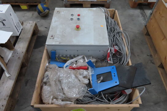 El skab med diverse ledninger