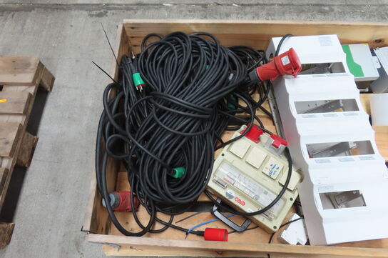 Palle med kabler, el-tavle mv. 