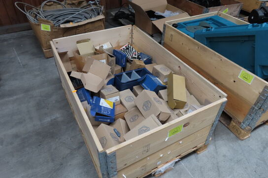 Palle med diverse bolte, skruer mv. 