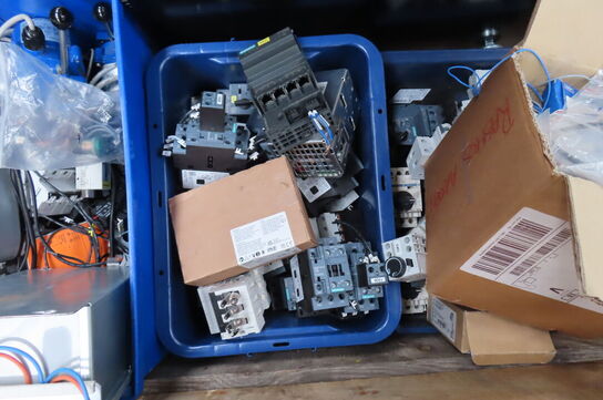 Palle med diverse elkomponenter