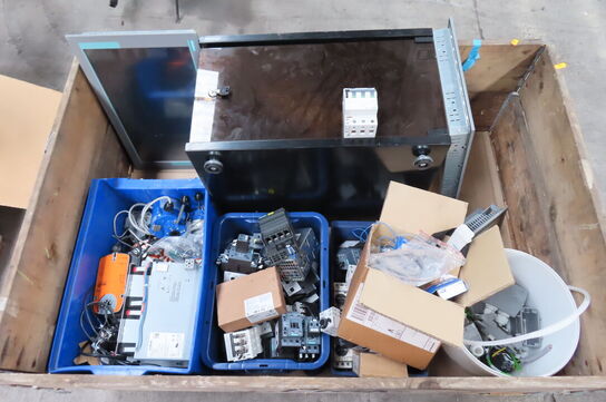 Palle med diverse elkomponenter