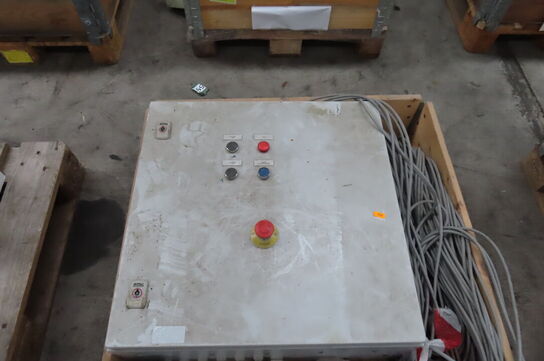 El skab med diverse ledninger