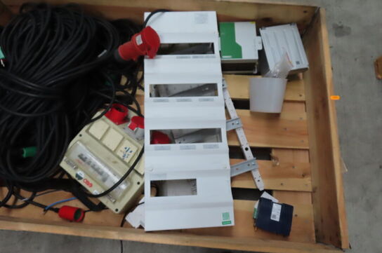 Palle med kabler, el-tavle mv. 