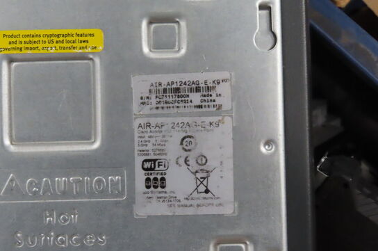 Palle med diverse elkomponenter