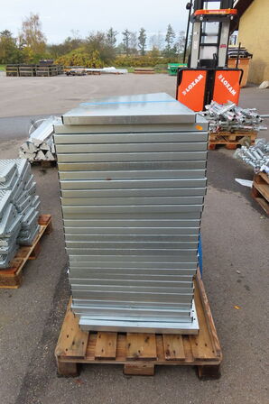 Palle med parti hylder 