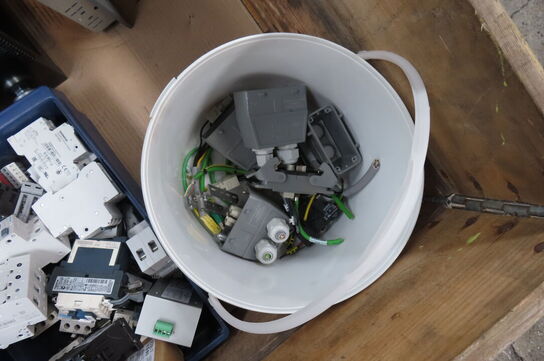 Palle med diverse elkomponenter