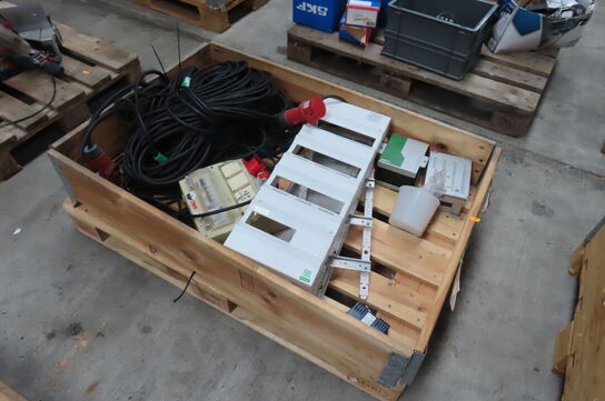 Palle med kabler, el-tavle mv. 