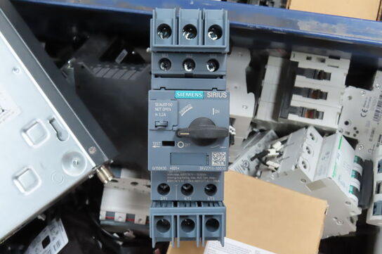 Palle med diverse elkomponenter