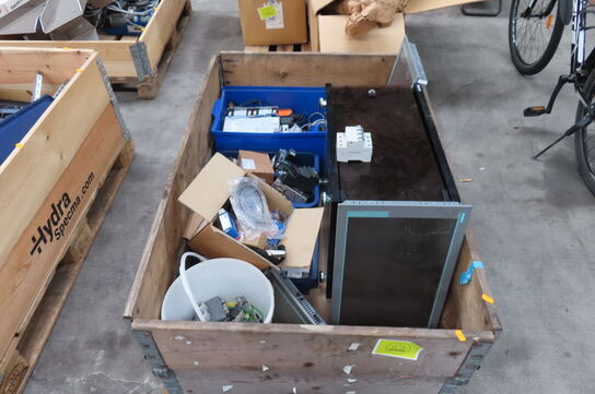 Palle med diverse elkomponenter