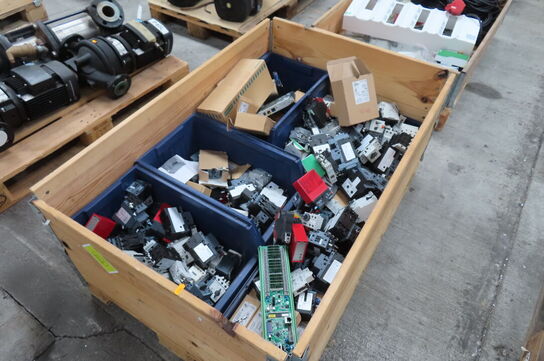 Palle med diverse elkomponenter