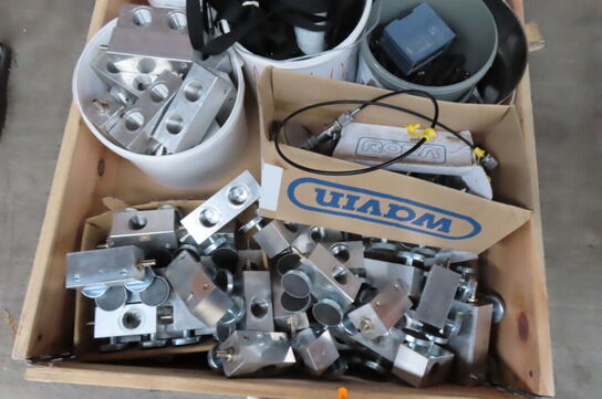 Palle med diverse bolte, alu mv. 