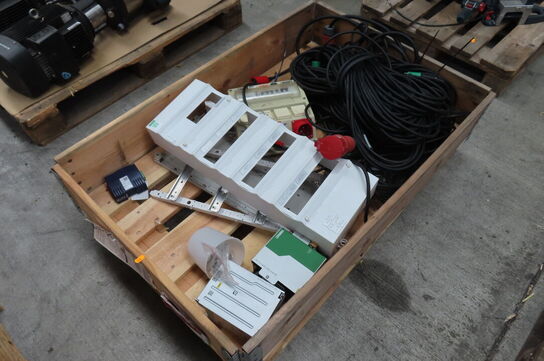 Palle med kabler, el-tavle mv. 