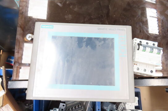 Palle med diverse elkomponenter