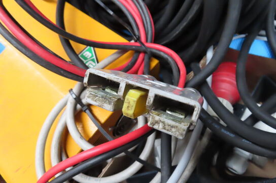 Palle med diverse ledninger mv. 