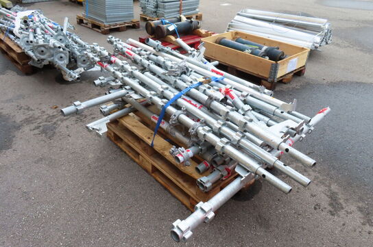 2 paller med diverse stillads dele 