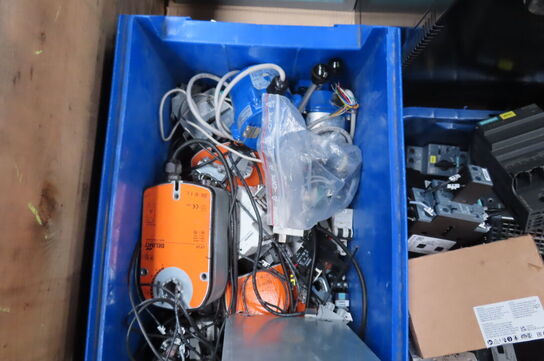 Palle med diverse elkomponenter