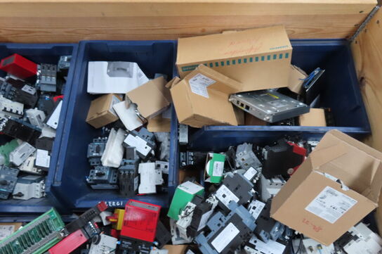 Palle med diverse elkomponenter