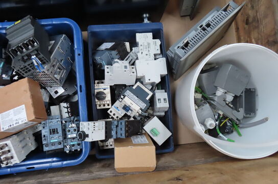 Palle med diverse elkomponenter