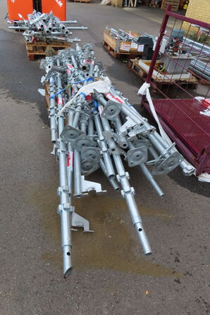 2 paller med diverse stillads dele 