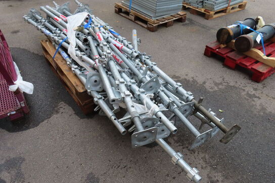 2 paller med diverse stillads dele 