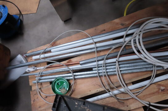 Palle med diverse rør, slanger mv. 