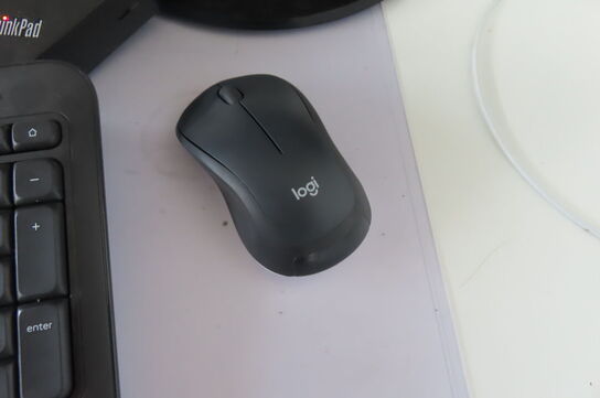 2 stk. Skærme, mus & tastatur SAMSUNG 