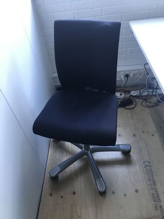 2 stk. Hæve/-sænkeborde + 2 stk. stole 
