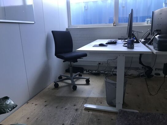 2 stk. Hæve/-sænkeborde + 2 stk. stole 