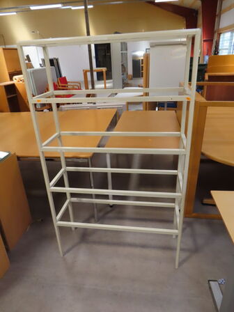 Reol i stål med glashylder