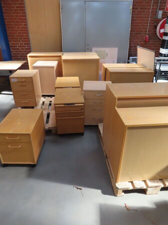 Kontor opbevaring 17 forekellige skabe/skuffer