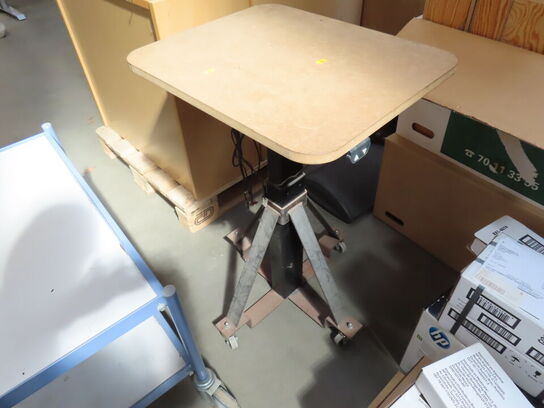 Hæve / sænkebord lille, på hjul