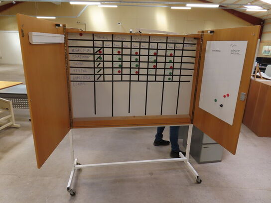 Whiteboard på hjul, med skab
