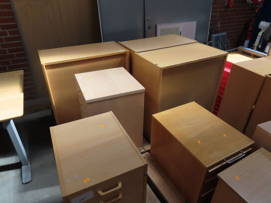 Kontor opbevaring 17 forekellige skabe/skuffer