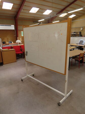 Whiteboard på hjul, med skab
