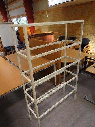 Reol i stål med glashylder