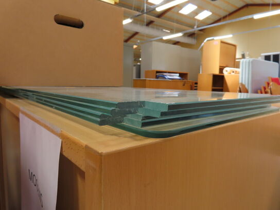 Reol i stål med glashylder