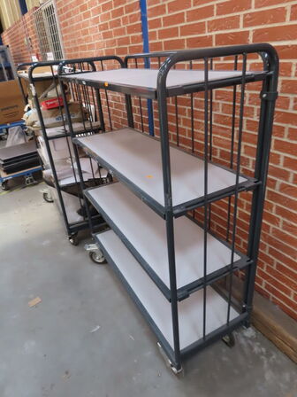 2 stk. reoler på hjul (uden indhold)