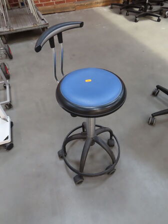 Taburet med hjul og ryglæn