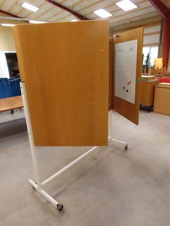 Whiteboard på hjul, med skab