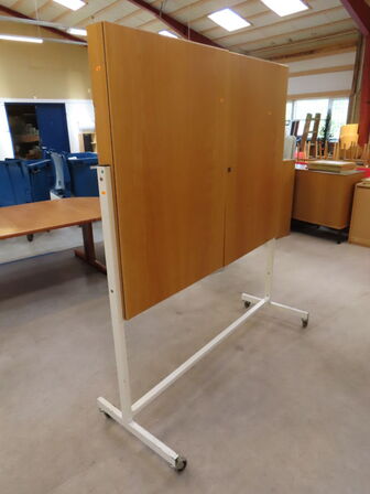 Whiteboard på hjul, med skab