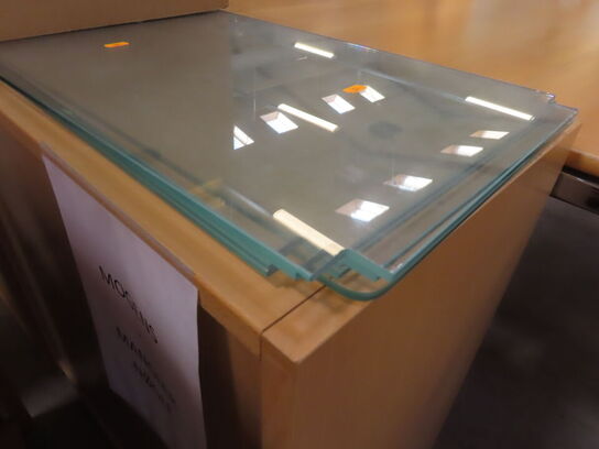 Reol i stål med glashylder