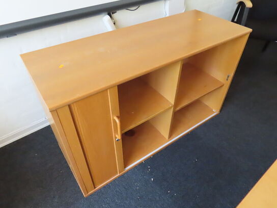 Reol med Jalousi skydelåge