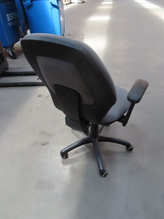 Grå kontorstol med armlæn