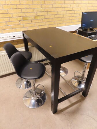 Hæjbord med 4 stole