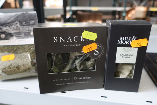 Diverse krydderier, snacks samt bog 
