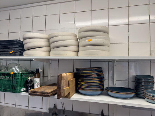 Div. tallerkener, skåle, glas, flasker m.v. (se billeder)