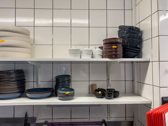 Div. tallerkener, skåle, glas, flasker m.v. (se billeder)
