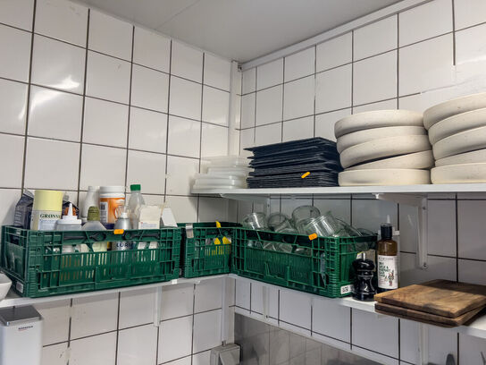 Div. tallerkener, skåle, glas, flasker m.v. (se billeder)