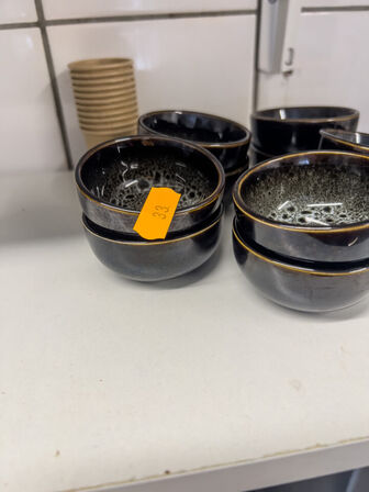Div. tallerkener, skåle, glas, flasker m.v. (se billeder)